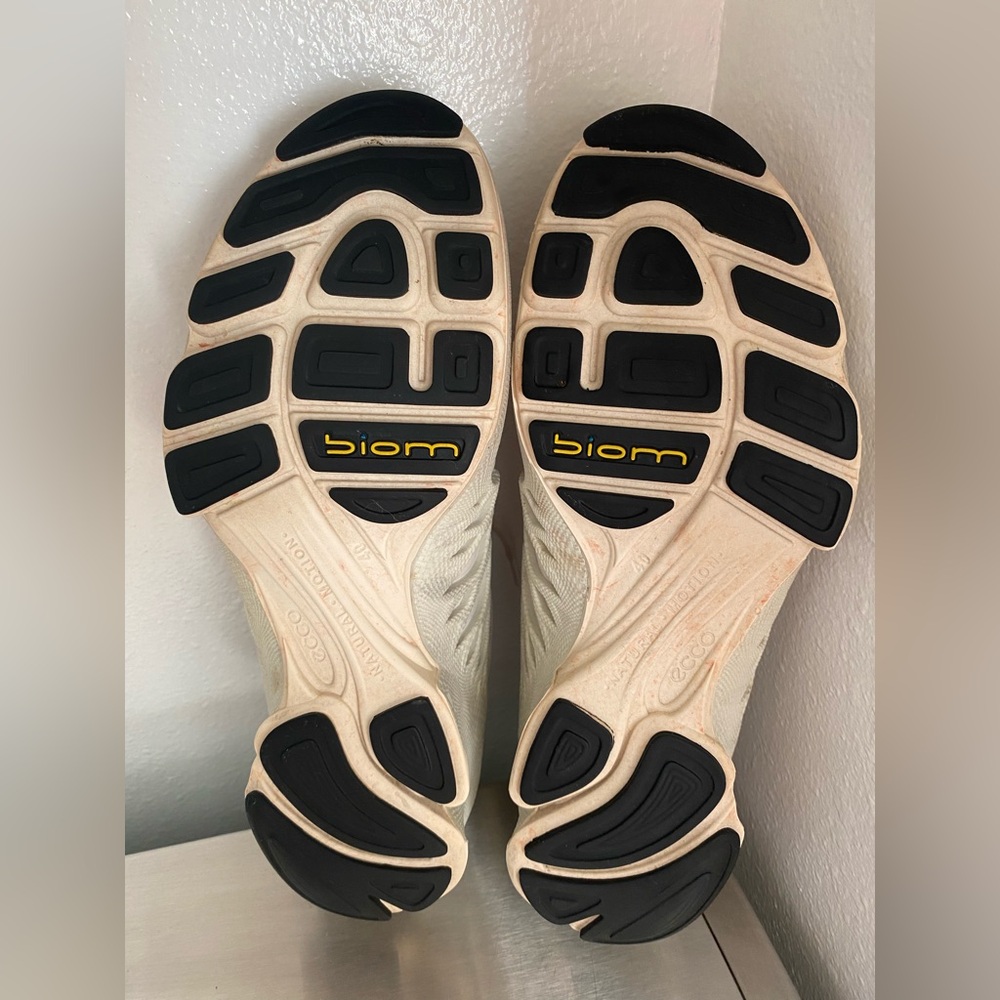 ECCO .. WOMENS WHITE ATHLETIC SHOES - Picture 4 of 12